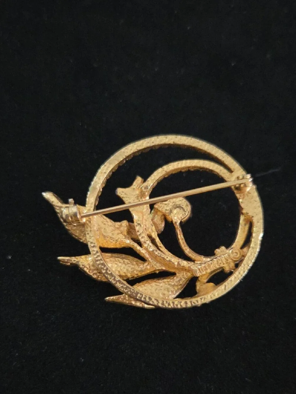 Sarah Coventry Gold Leaf Pearl Accent Circle Brooch - Women's Jewelry